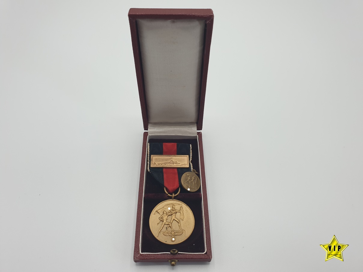 Anschluss Medaille 1. Oktober Sudetenland mit Prager Burg Auflage im Etui + 16 mm Miniatur