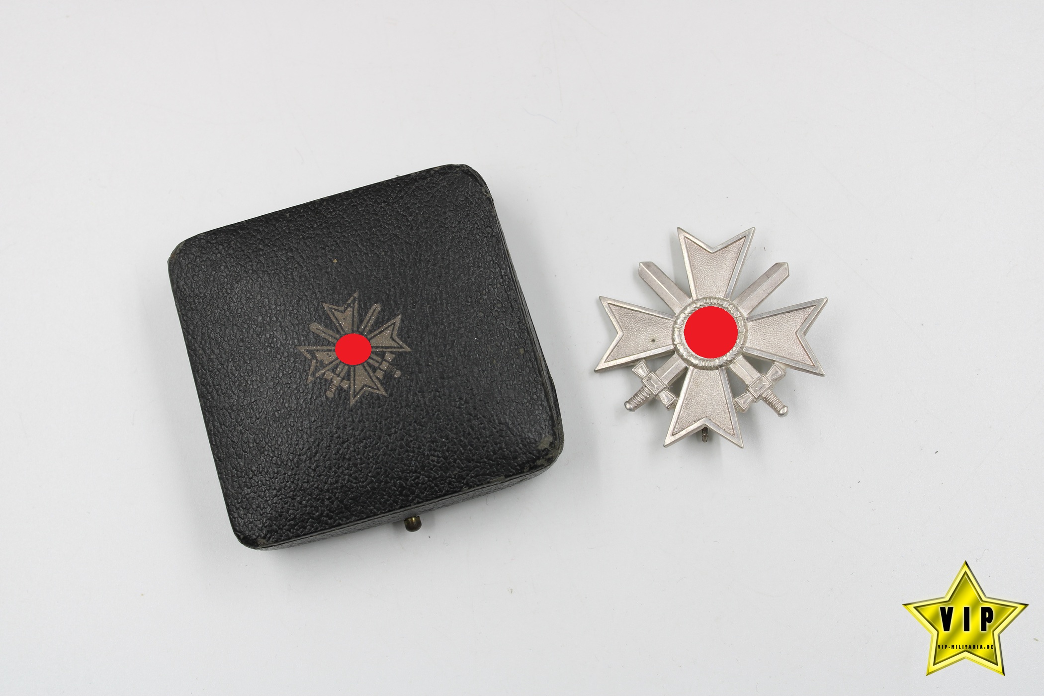 KRIEGSVERDIENSTKREUZ 1. KLASSE 1939 MIT SCHWERTERN IM ETUI Hersteller 15