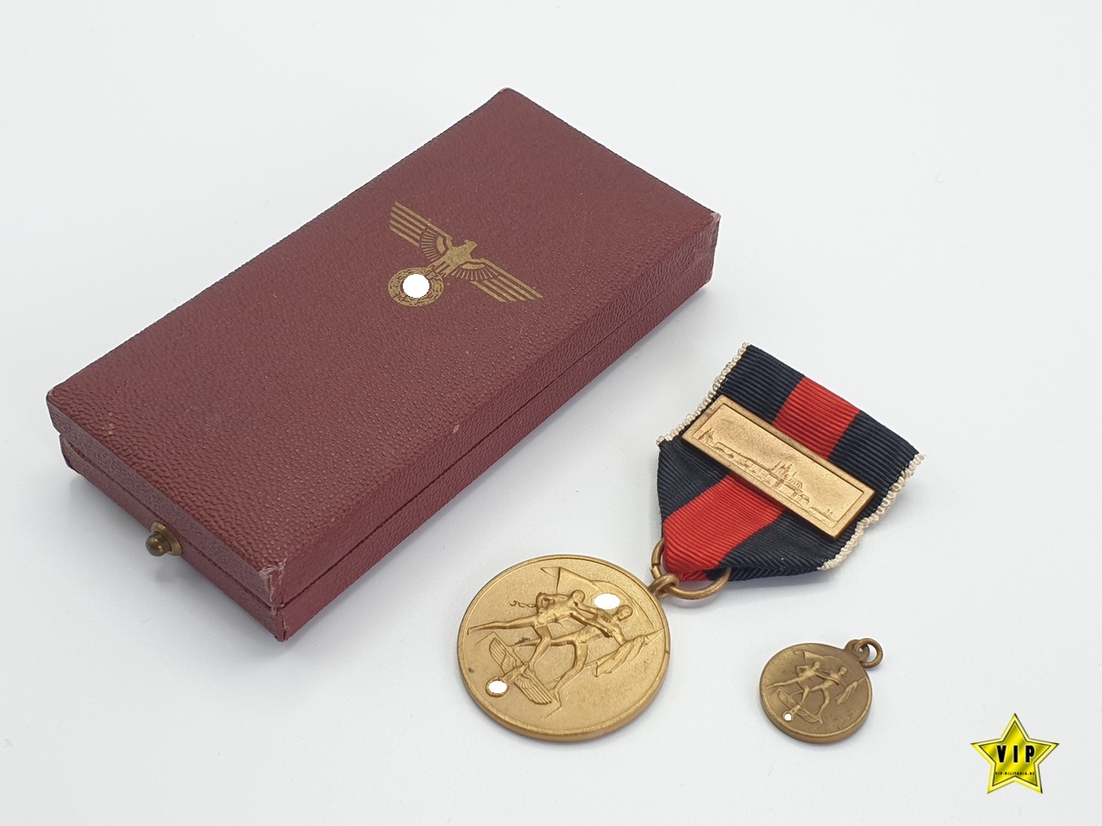 Anschluss Medaille 1. Oktober Sudetenland mit Prager Burg Auflage im Etui + 16 mm Miniatur