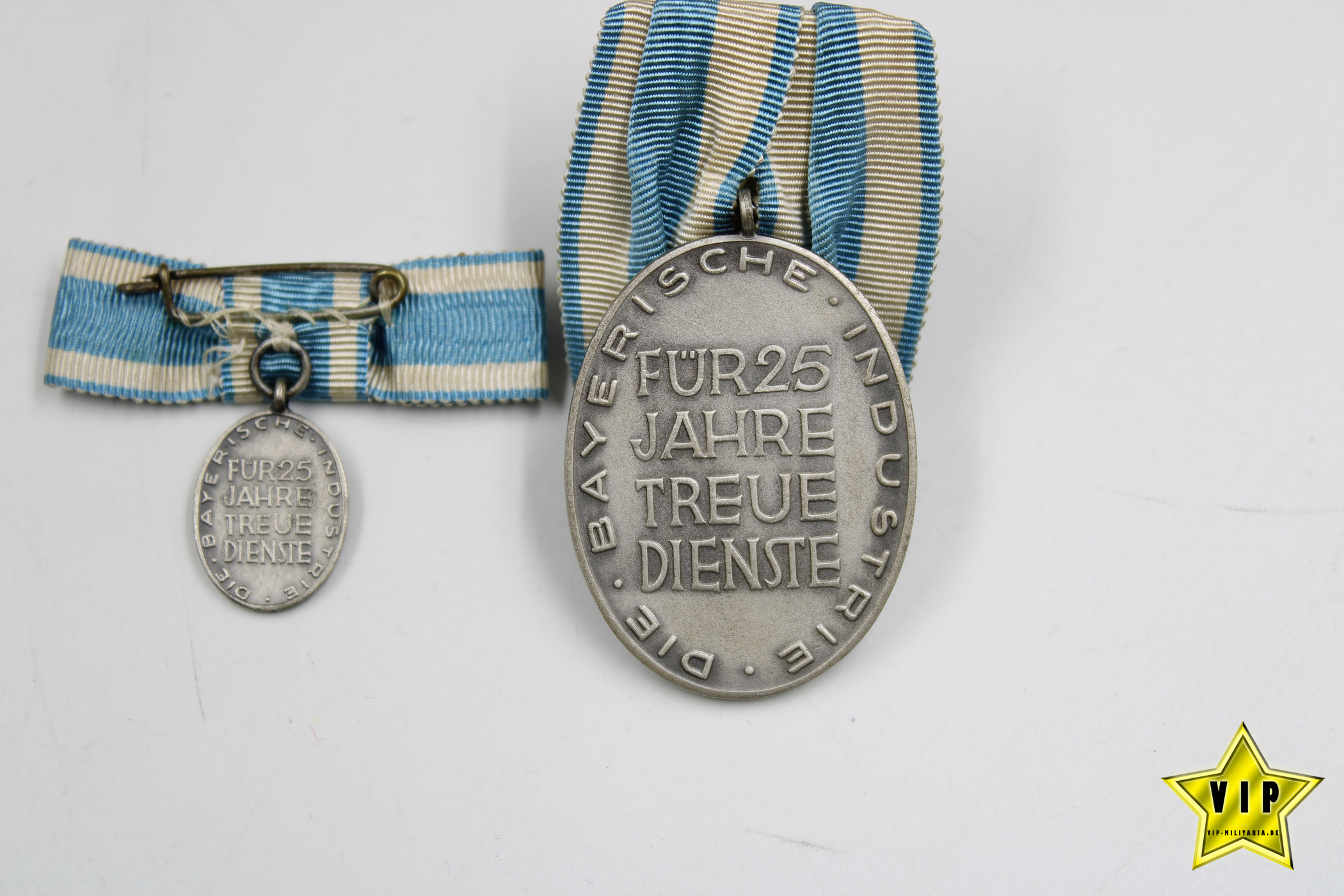 Treudienstabzeichen der Bayerischen Industrie im Etui mit Miniatur in Silber