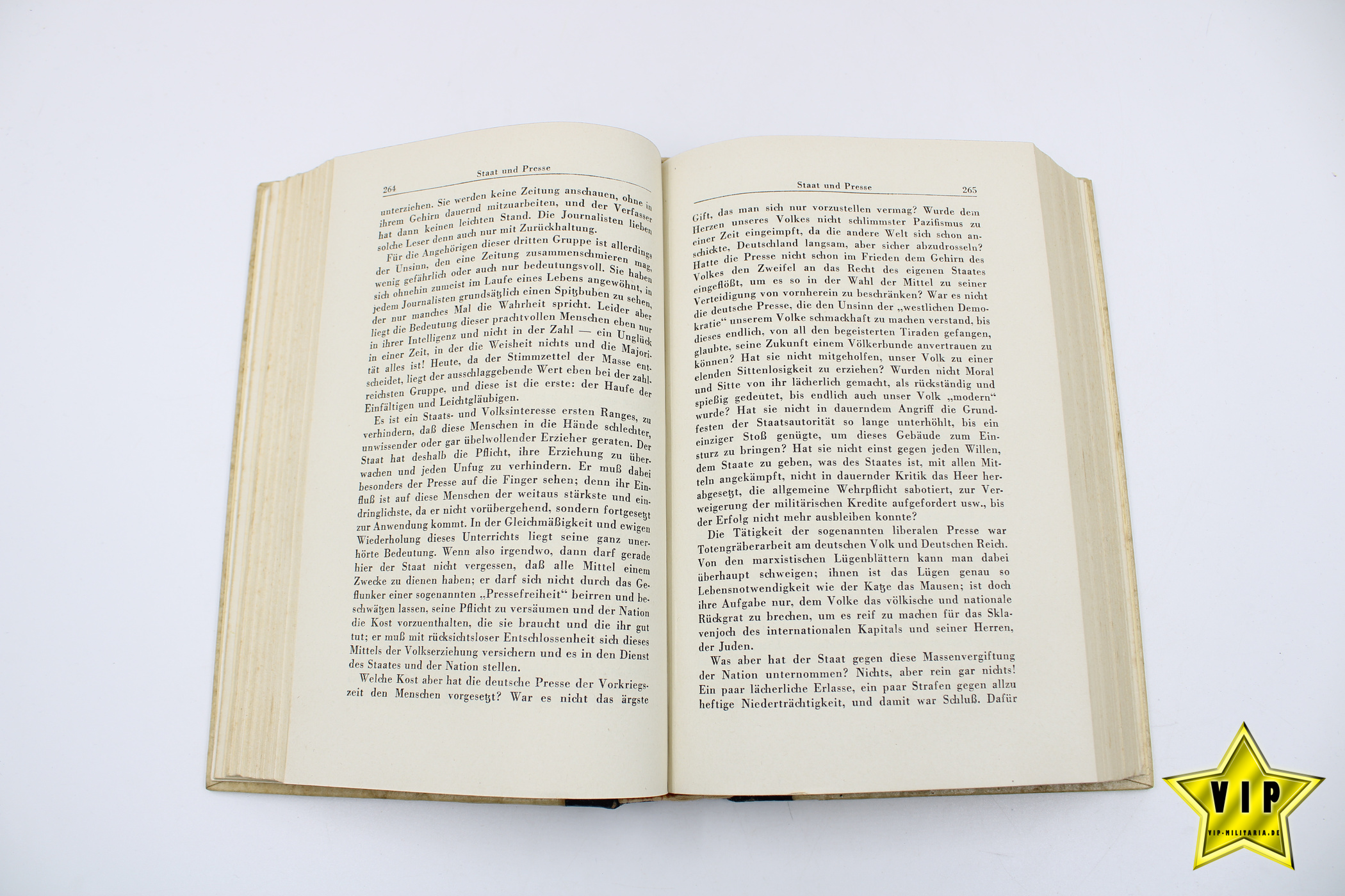 Mein Kampf 1942 in Lateinschrift im Schuber