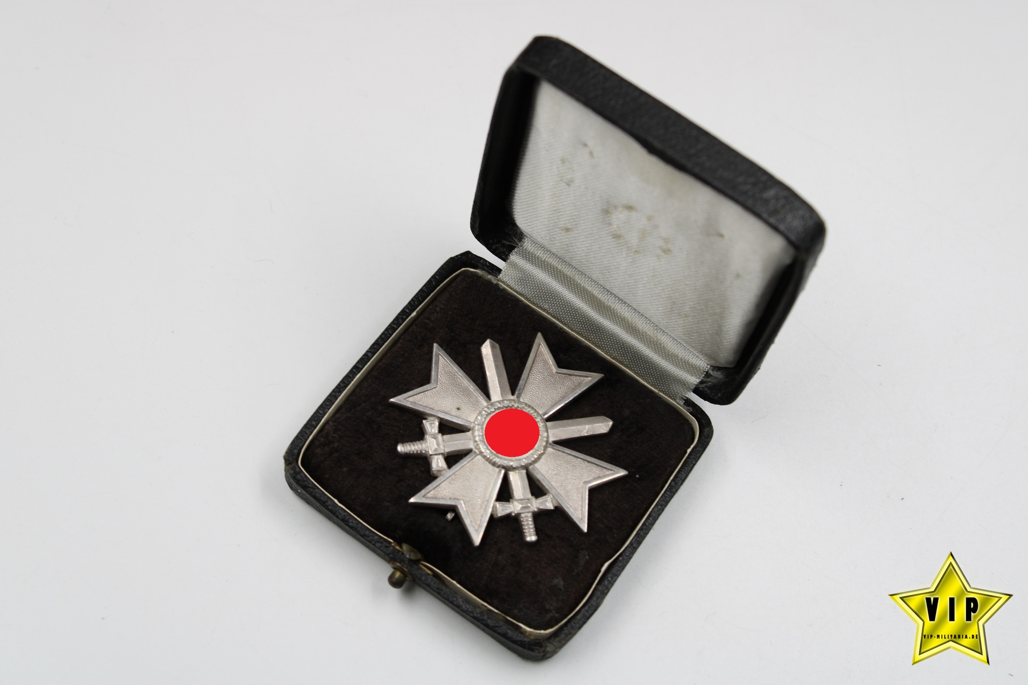 KRIEGSVERDIENSTKREUZ 1. KLASSE 1939 MIT SCHWERTERN IM ETUI Hersteller 15
