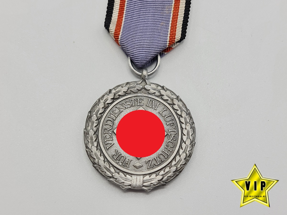 Luftschutz-Ehrenzeichen im Verleihungsetui