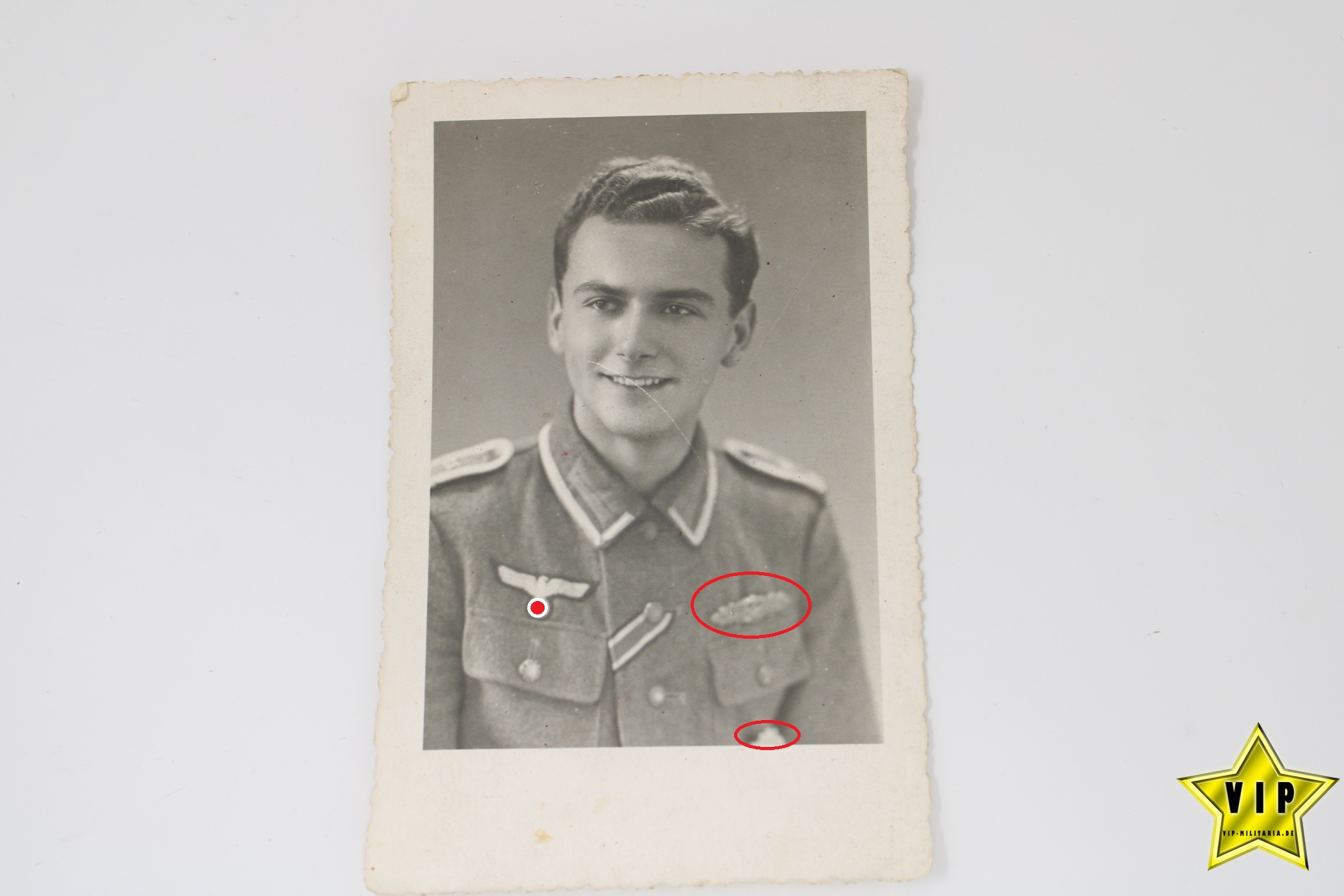 Postkarte Soldat mit Nahkampfspange & Infanteriesturmabzeichen