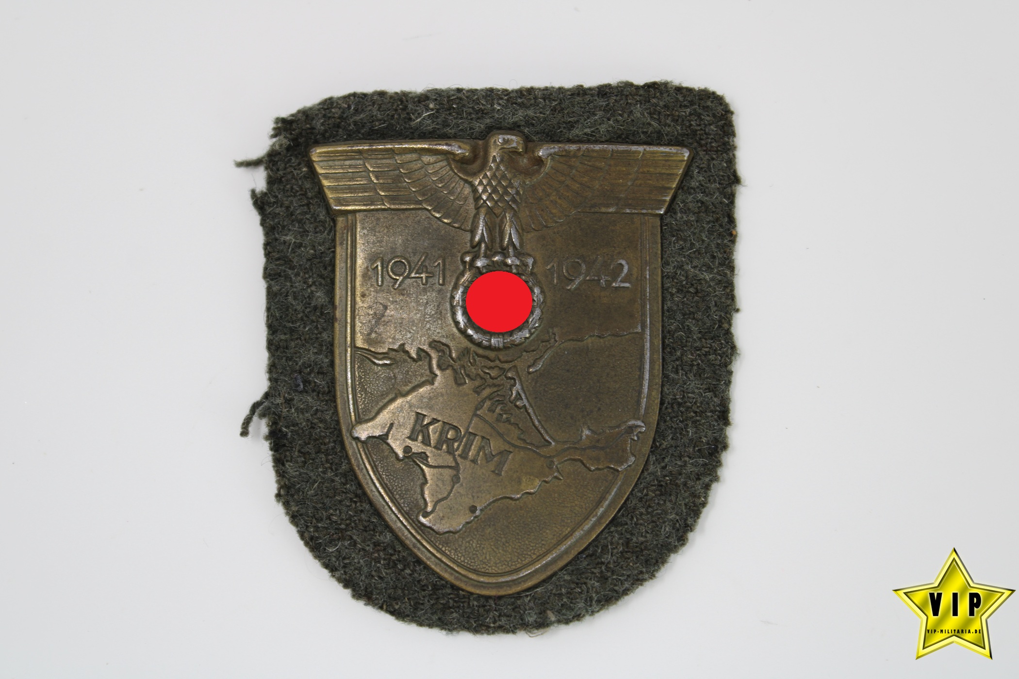 Krimschild auf grünen Heeresstoff